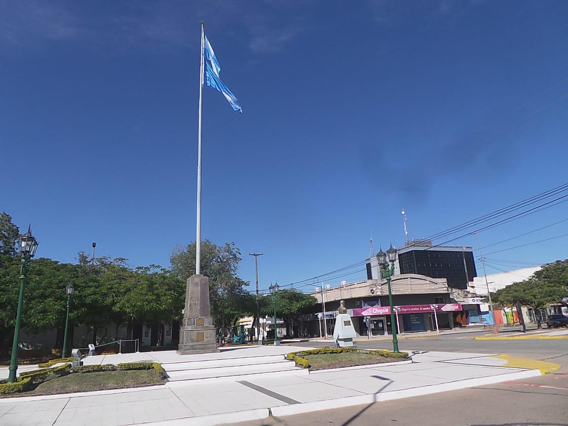 Mástil de bandera con bandera argentina